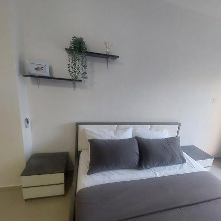 Modern Studio Apartment Armonia Court Paralimni Bagian luar foto