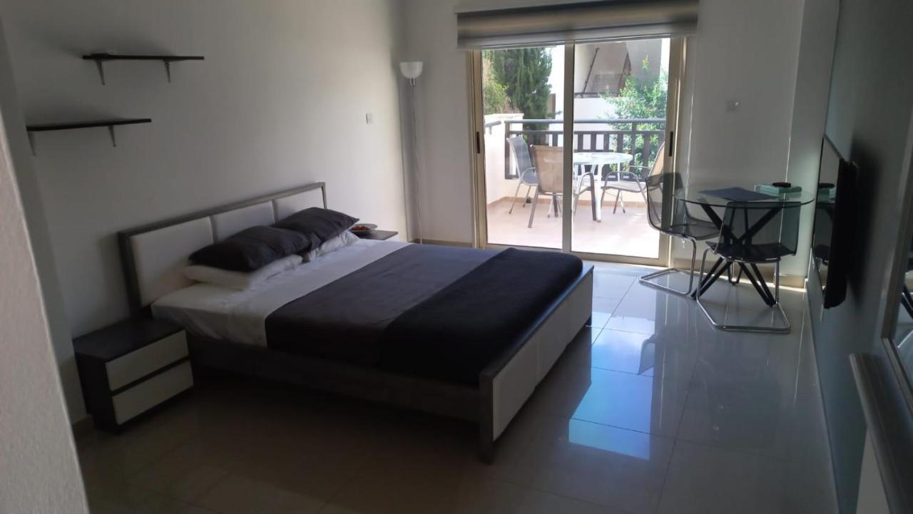 Modern Studio Apartment Armonia Court Paralimni Bagian luar foto