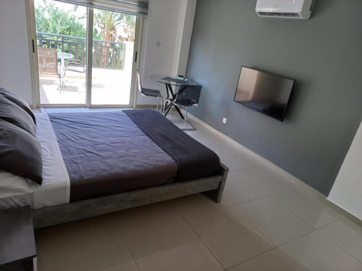Modern Studio Apartment Armonia Court Paralimni Bagian luar foto