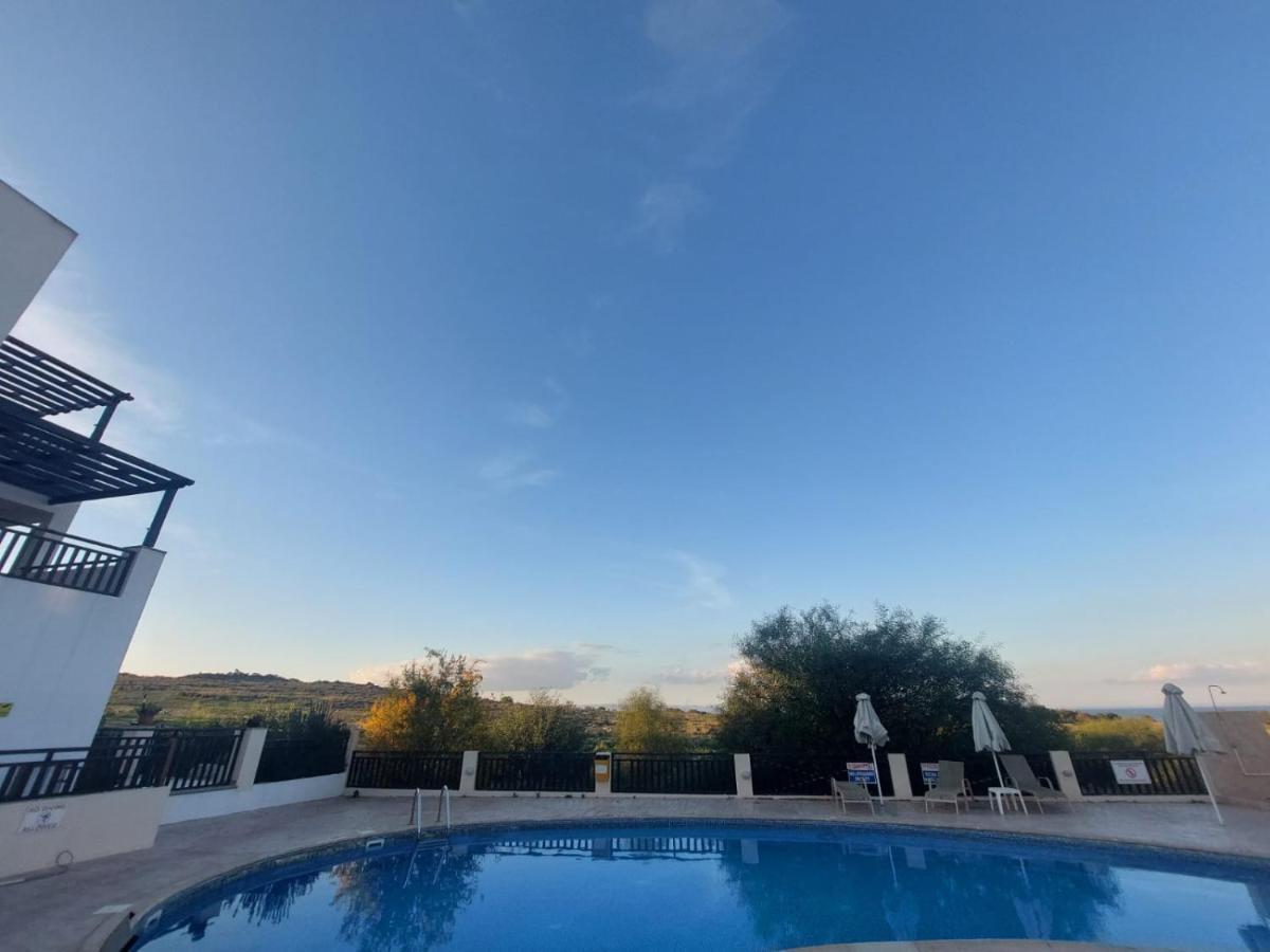 Modern Studio Apartment Armonia Court Paralimni Bagian luar foto