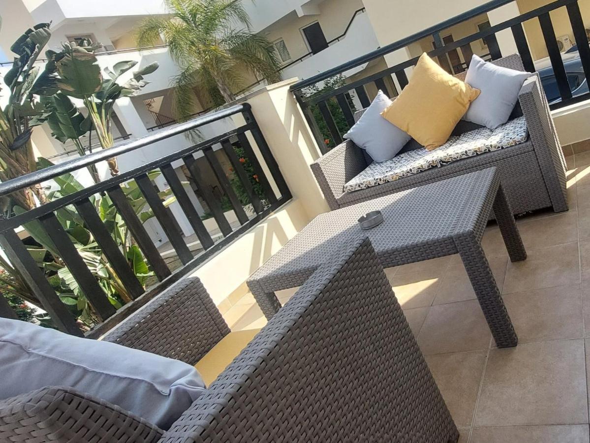 Modern Studio Apartment Armonia Court Paralimni Bagian luar foto